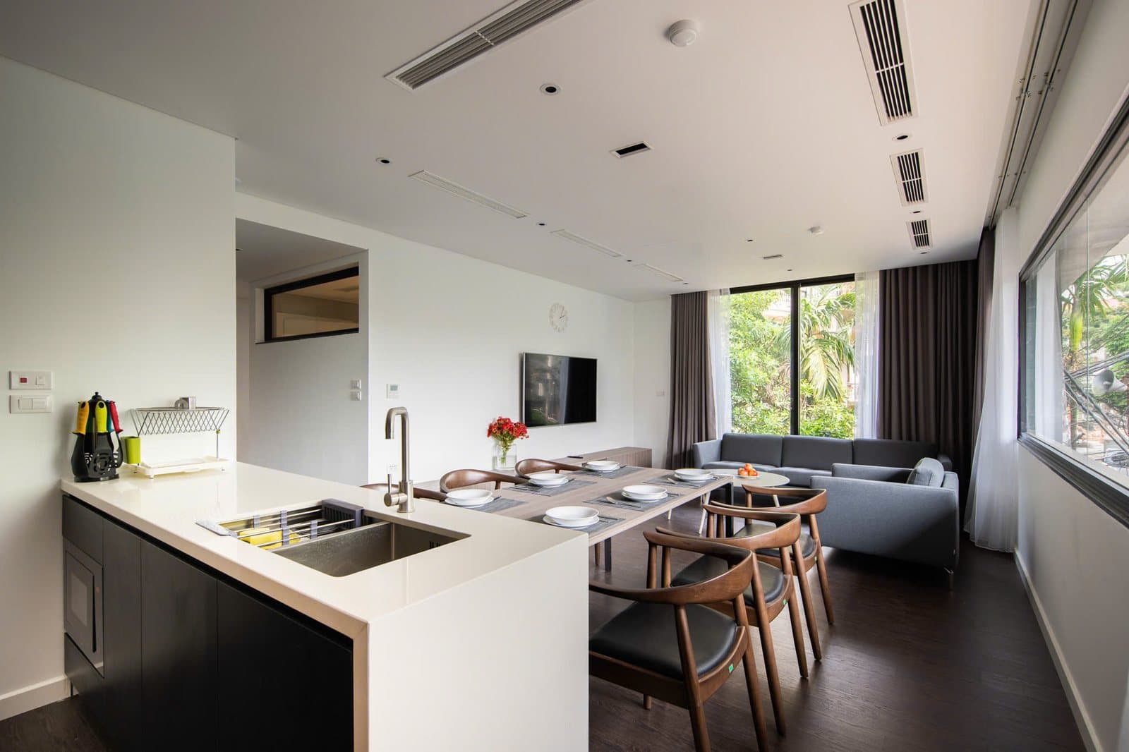 Light-filled Gary Home apartment with a dining area and leafy views in Tây Hồ