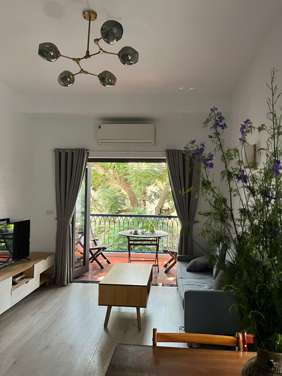 3-bedroom apartment for rent in Long Biên · Balcony · 3