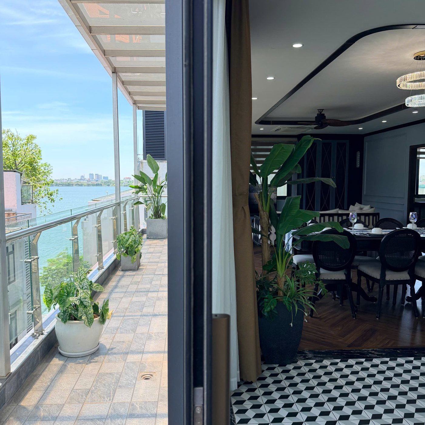 3-bedroom apartment for rent in Tây Hồ · Balcony · 3